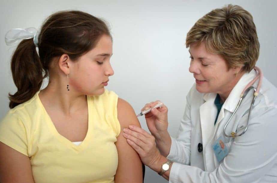 mulher recebendo injeção de vacina
