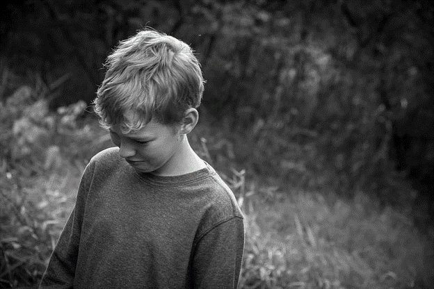 Un niño que muestra signos de depresión.